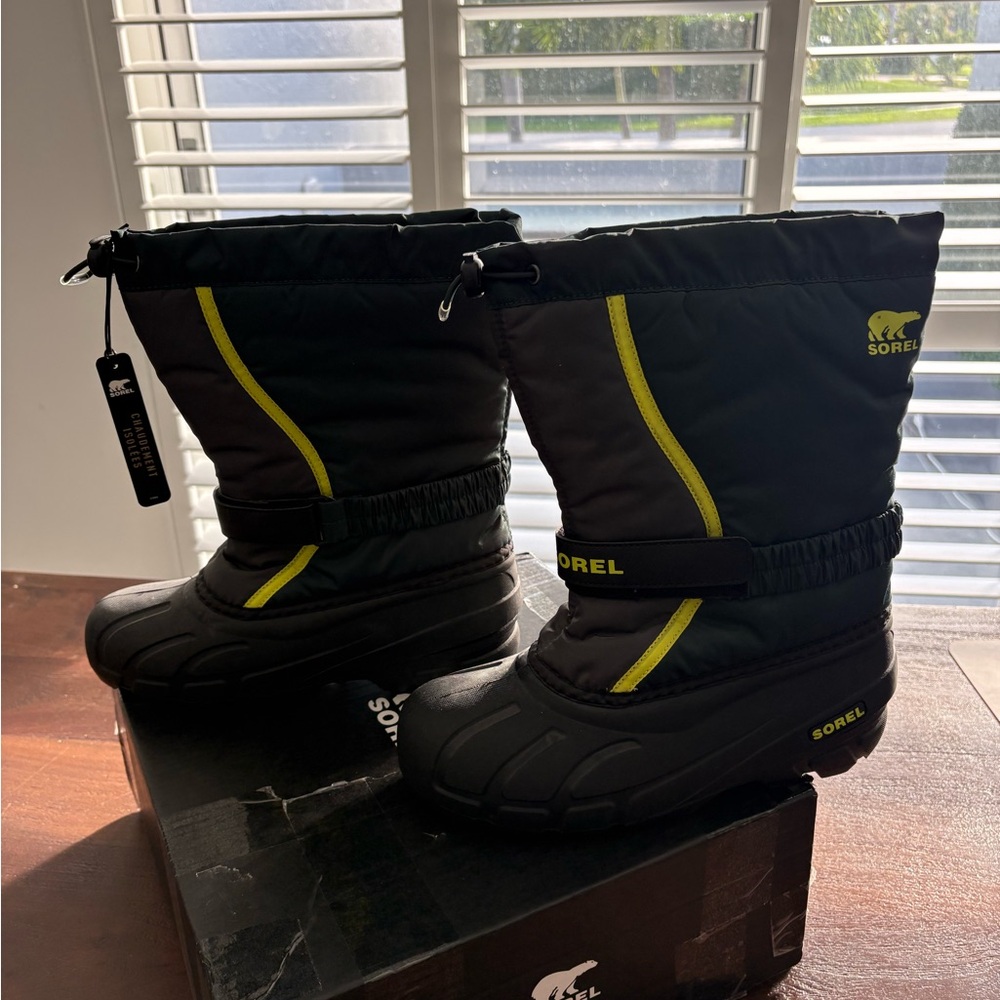NWT - Youth Flurry Sorel Kids Black, Dark Green and Yellow Snow Boots